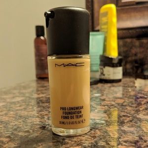 MAC pro longwear foundation NC25